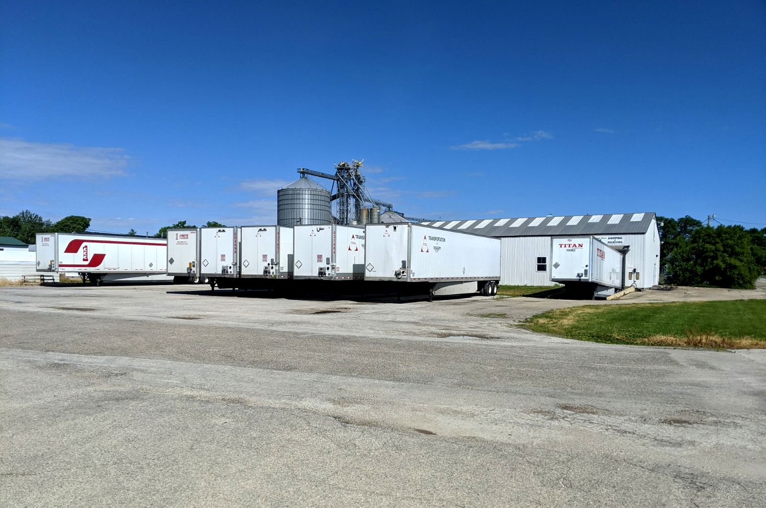 INDUSTRIAL WAREHOUSE & OFFICE: 1 Creative Way, Rossville, IL 60963
